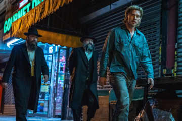 オースティン・バトラー　ダヤ人マフィアから精神的に脅迫される姿　「コート・スティーリング」場面写真