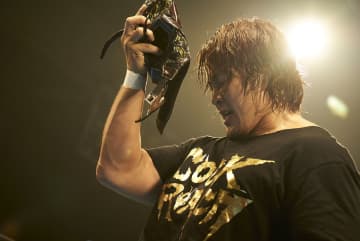 【新日本】棚橋弘至、引退直前に“ゴキブリマスク”復活！ 初主演映画『パパはわるものチャンピオン』12.23再上映イベント決定