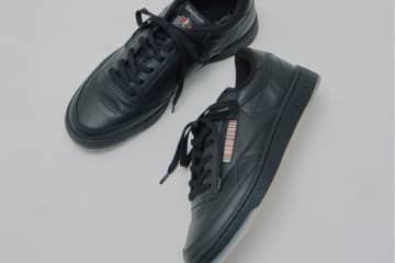 リーボック×ポール・スミス「クラブ C 85」黒スニーカー、“カラフルストライプ”入りで