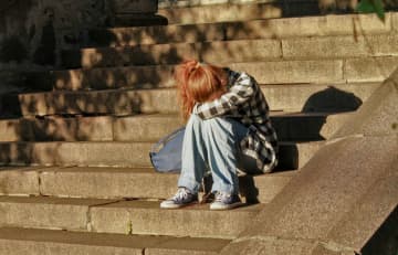 【メンヘラ特徴診断】もしかして私も？当てはまったら要注意な女性の特徴15選｜恋愛・LINE・行動別に心理と治し方を徹底解説