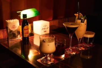 「深夜喫茶 カルーア」都内に常設オープン、夜のレトロ喫茶店でコーヒーカクテルを