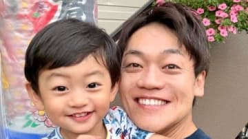 「最高のパパ」おばたのお兄さん 2歳息子と迫力満点“おうちジェットコースター”を「脚パンっパン」で楽しむ姿に反響「めっちゃ楽しそう」「ほほ笑ましい♡」