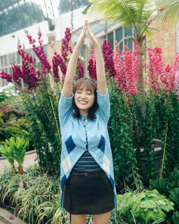 櫻坂46 松田里奈、オークランドの植物園で「お花ポーズ」　1st写真集『まつりの時間』先行カット公開