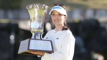 女子ゴルフ脇元華「私自身もひとり親家庭で育ちました」ツアー初Vの副賞“米10俵”などを宮崎県の子供たちに寄付　11月伊藤園レディスで優勝