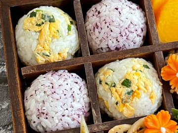 お弁当の彩りが劇的に変わる！「にら玉おにぎり」の作り方