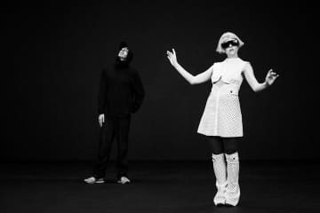 トム・ローランドとオーロラによる新ユニットTOMORAのデビュー曲「Ring The Alarm」のMVが公開