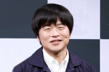 バカリズム、警察署に行くも…　気づかず着ていた私服の“恥ずかしすぎる”英字とは