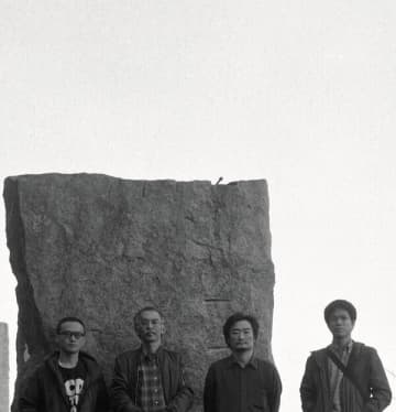 時間も場所も超越した唯一無二の音楽を奏でるインスト・クァルテット、NRQ。2018年発表の4thアルバム『レトロニム』が待望のLP化