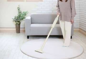 ドウシシャ、わずか830gの「紙パック式軽量スティッククリーナー」