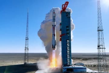 中国の再使用型ロケット「朱雀3号」、軌道到達も着陸に失敗–再突入後に炎上