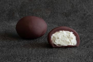 淡くほどける新感覚菓子「ヒスレー」東京で、高濃度生クリームをあんこで包むスイーツ