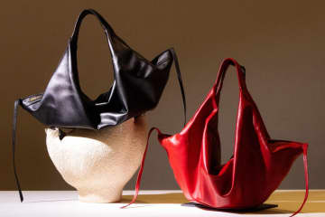 3.1 フィリップ リム“折り紙”着想「ルナ バッグ」柔らかなカーフレザーが織りなす彫刻的フォルム