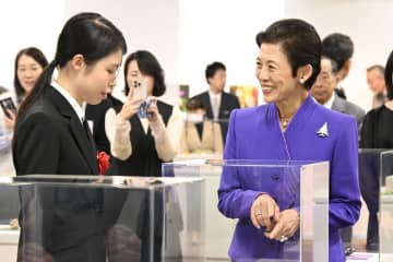 高円宮妃久子殿下　大阪芸大で開催の「根付コンペティション」表彰式に出席