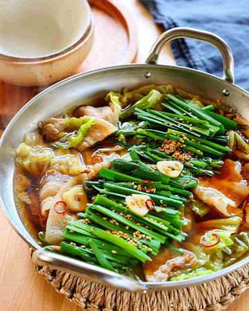 15分以内で作れて簡単♪旨味たっぷり「豚バラ肉×キャベツ」の鍋