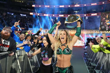 「グラマラス・チャンプだ」苦労人ヒールと元“お笑い枠”の美女2人が戴冠…「意外すぎる？」感慨深いツーショットが話題