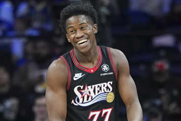 「あんな形でティップインできるなんてね」シクサーズを劇的勝利に導いた新人エッジコムを、先輩マキシーが称賛「素晴らしいプレーだった」＜DUNKSHOOT＞