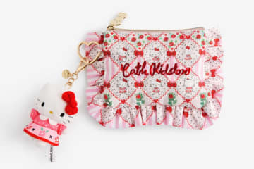 キャス キッドソン×ハローキティ、“リボンとバラ”柄のフリル襟ルームウェア＆マスコット付きポーチ