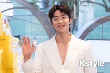 【PHOTO】チェ・ジョンヒョプ、日本に降臨！素肌ジャケット姿で登場…ホリデーシーズンを彩る爽やかスマイル