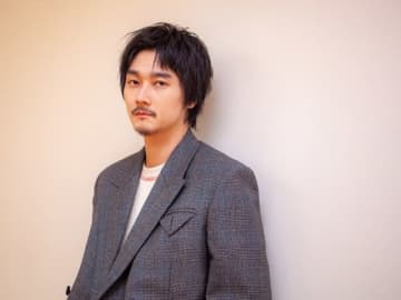 映画『消滅世界』出演・栁俊太郎さんにインタビュー「愛が禁じられ管理される社会はあり得なくはない」