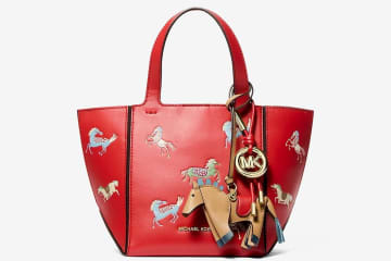 マイケル・コース“カラフルな馬”プリントのレザートートバッグ、立体的なバッグチャームも