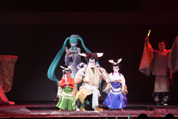 中村獅童、初音ミクとの“超歌舞伎”が10周年　息子の陽喜・夏幹兄弟も共演