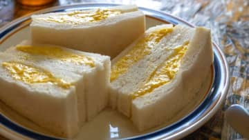 ロバート馬場『厚焼きたまごサンド』の作り方が話題！ぷるふわ食感に仕上げるコツも伝授…超簡単なレンチン時短レシピに主婦から絶賛の声「期待を裏切らない出来上がり」「このレシピすごいですね！本当にふくらみました！！」「殻が入りにくい方法も目からウロコ…」