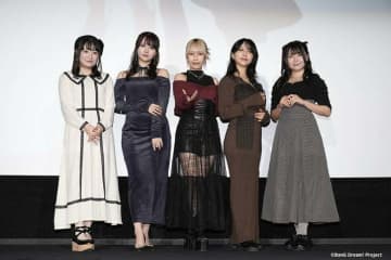 「キラキラで綺麗」イチョウのライトアップ前で、声優・高尾奏音が幻想的な1枚を投稿