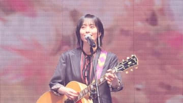 山本彩 『365日の紙飛行機』でギター生演奏で会場を魅了！AKB48の結成20周年記念コンサート