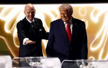 「皆さんの思ってることを代弁していい？ 長い。長すぎるよね」W杯抽選会は中々始まらず…人気お笑い芸人が“魂の叫び”