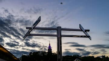 モニュメントの上空に飛行機の姿が～新宿区・千駄ヶ谷界隈～ニッポンを歩こう171