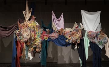 針と糸で、暮らしを描く５人の作家　東京都美術館「刺繍―針がすくいだす世界」