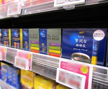 味の素AGF、スティックブラック市場で10月単月トップシェア 「ちょっと贅沢な珈琲店」大沢たかおさん起用の新CMで勢い加速
