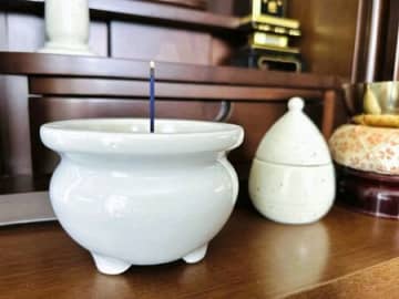 香炉の『お線香の灰』どうやって掃除する？→意外なキッチングッズが大活躍♪