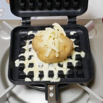 材料2つでも大満足！外カリ中ほく「じゃがいものチーズカリカリ」がおいしすぎる♪