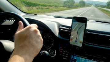 スマホが便利すぎる？カーナビ離れが止まらない…主役は“スマホナビ時代”へ