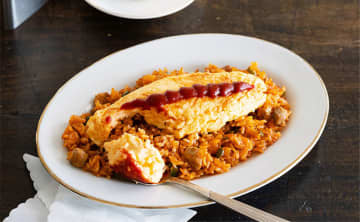 ポイントは、ふわふわの半熟オムレツ！純喫茶レシピ「オムライス」