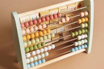 クリスマスプレゼントをママスタイリストがレコメンド！ カラフルなそろばんで遊びながら数を覚えられる！