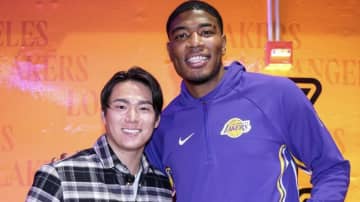 「日本の誇り」山本由伸＆八村塁、豪華すぎる“同級生2S”に反響　贈呈された特製ユニにも注目