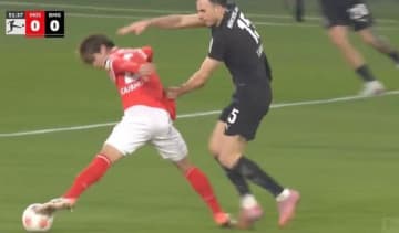 ファン騒然！ 佐野海舟に“想定外のアクシデント”「裂けた…」「こんなに？」相手選手を振り切る→まさかの展開「フィジカル強！」