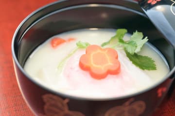 北斗晶 “カリッとコク旨”『揚げ餅とんこつ雑煮』の作り方が話題！たった『一手間』で余ったおもちが”絶品”に…主婦からも「その発想はなかった」「揚げ餅で雑煮は初めて」の声