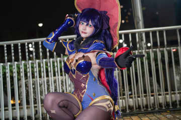 【コスプレ】フィット感のある衣装が作るシルエットが美しい！『原神』モナのくりっとした瞳が可愛い美女レイヤーが夜景に映える【写真9枚】