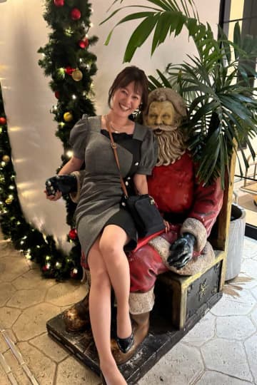 43歳元NHKアナ、ミニ丈ワンピ姿が注目　健康的な足に「ナイスですね」「色気やばい」の声