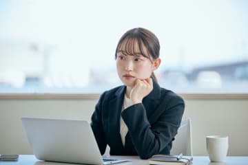 「派遣から念願の正社員に」喜びも束の間、教わった求人作成の手法に強烈な違和感…20代女性が見た“会社の闇”