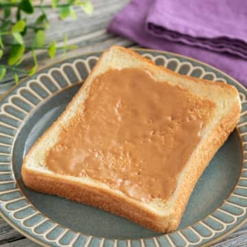 【給食の揚げパンを超えたかも】ジャムはもう卒業！？きな粉とはちみつを「1:1」で混ぜて塗ってみて！禁断のはちみつきな粉バタートーストのレシピ