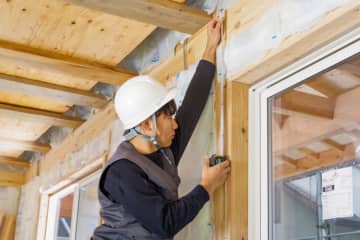 家をリフォームします。工事中は大型車が入ったり、騒音が出たりするので、近所にあいさつに伺う予定です。一緒に渡す品はどのくらいの金額のものが無難でしょうか？