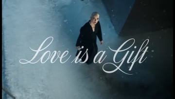 ティファニー、“女神”アニャ・テイラー＝ジョイが案内する幻想的映像「Love Is a Gift」