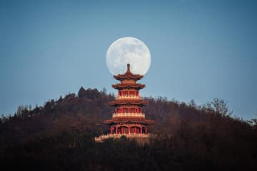中国各地、夜空に輝く「スーパームーン」