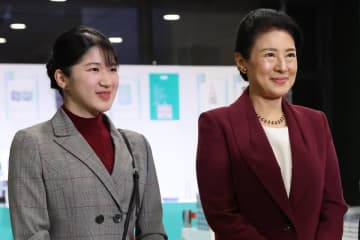 《お手振り時に親指を曲げる》《右手で左手を覆う》…雅子さまと愛子さま　皇室担当記者が感じる「親子そっくり仕草」5選