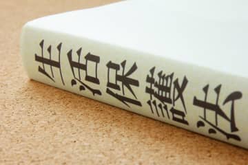 独身で生活を支えてくれていた娘もついに結婚。母である私はずっと「専業主婦」で年金が“月額5万円”くらいしか貰えなさそうです。年金を貰いながら「生活保護」は受けられますか？