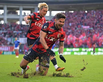 レオ・セアラの“膝スラ”「盛大にミスって痛そう」。価値ある先制弾→歓喜のパフォに「入射角エグすぎ」「怪我しなくてよかった」など脚光【鹿島】